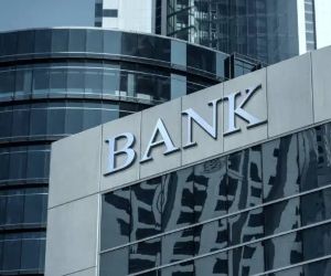 Las criptomonedas ofrecen un alto potencial de rentabilidad y mayor libertad financiera gracias a su descentralización, operando en un mercado abierto las 24 horas. Sin embargo, son un activo de alto riesgo debido a su extrema volatilidad y la falta de regulación. Los principales riesgos incluyen pérdidas rápidas y fallos de ciberseguridad. La clave del éxito reside en invertir únicamente con una estrategia clara y con capital que no comprometa su estabilidad financiera.