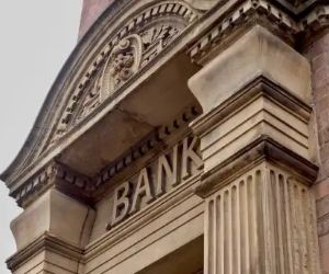 Las criptomonedas ofrecen un alto potencial de rentabilidad y mayor libertad financiera gracias a su descentralización, operando en un mercado abierto las 24 horas. Sin embargo, son un activo de alto riesgo debido a su extrema volatilidad y la falta de regulación. Los principales riesgos incluyen pérdidas rápidas y fallos de ciberseguridad. La clave del éxito reside en invertir únicamente con una estrategia clara y con capital que no comprometa su estabilidad financiera.