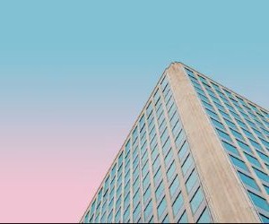 Las acciones ofrecen el potencial de crecimiento a largo plazo e ingresos por dividendos al invertir en empresas que crean valor a lo largo del tiempo, pero también conllevan un riesgo significativo debido a la volatilidad del mercado, los ciclos económicos y los eventos específicos de la empresa; la clave es invertir con una estrategia clara, una diversificación adecuada y solo con capital que no comprometa su estabilidad financiera.